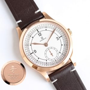 Alternative view of SJ Production Bai Mei Price Match 1300 Grand Launch: OMEGA 🎮PN1 Master Chronometer Collection Two-and-a-Half Hands Special Edition Small Seconds Manual Mechanical Watch Master Chronometer Certified 39mm Case Crafted from bronze-gold alloy using original molded case construction, replicating authentic finishing techniques.Sapphire crystal elevates its premium feel. The dial center features Parisian hobnail texture, exuding French elegance. The Omega logo adopts a deep gray vintage style. The minute track and the small seconds subdial at 6 o'clock are treated with a more refined circular brushing process, showcasing exquisite luxury. Notably, the clasp emblem is meticulously carved by a precision engraving machine, achieving remarkable three-dimensional depth and true perfection.🎮 Market's only genuine molded leather strap and buckle. The logo is also precision-engraved.Powered by the Omega 8926 Master Chronometer movement, featuring dual barrels delivering up to 72 hours of power reserve. Its non-magnetic design incorporates a co-axial escapement and a silicon balance spring, ensuring precision, reliability, and magnetic resistance. The movement showcases exquisite Arabic-style Geneva stripes, with its elegant operation clearly visible. We invite all watch enthusiasts to appreciate this masterpiece. 🎮 S1 Exquisite Recommendation: Men's Two-Hand Semi-Automatic Mechanical Watch